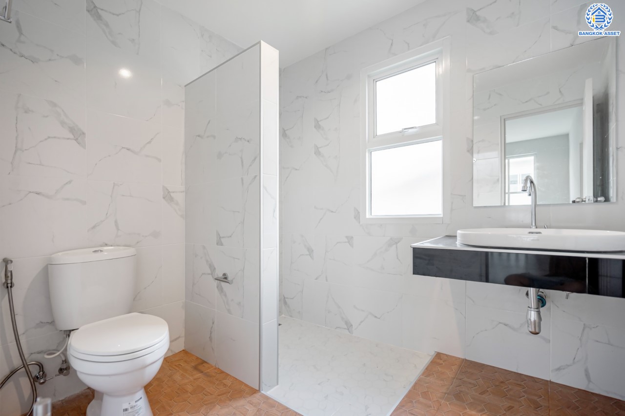 บ้านมือสองตกแต่งใหม่ ม.ชัยพฤกษ์ บางบัวทอง บ้านเดี่ยวจากแบรนด์ LH เนื้อที่ 61.7 ตร.ว. ฟังก์ชัน 3 ห้องนอน 3 ห้องน้ำ จอดรถได้ 1 คัน พร้อม Facilities ครบครัน บนทำเลเดินทางสะดวก ติดถนนบางกรวย-ไทรน้อย ใกล้เซ็นทรัลเวสต์เกต และรถไฟฟ้าสายสีม่วง "สถานีบางพลู"